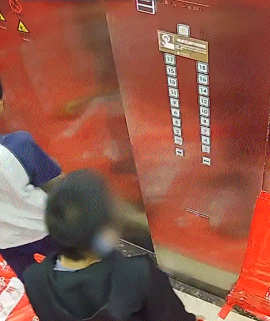 太惊险了！四川成都，两个男孩乘电梯时，其中一个男孩顽皮，竟拿出火机在电梯内玩火，