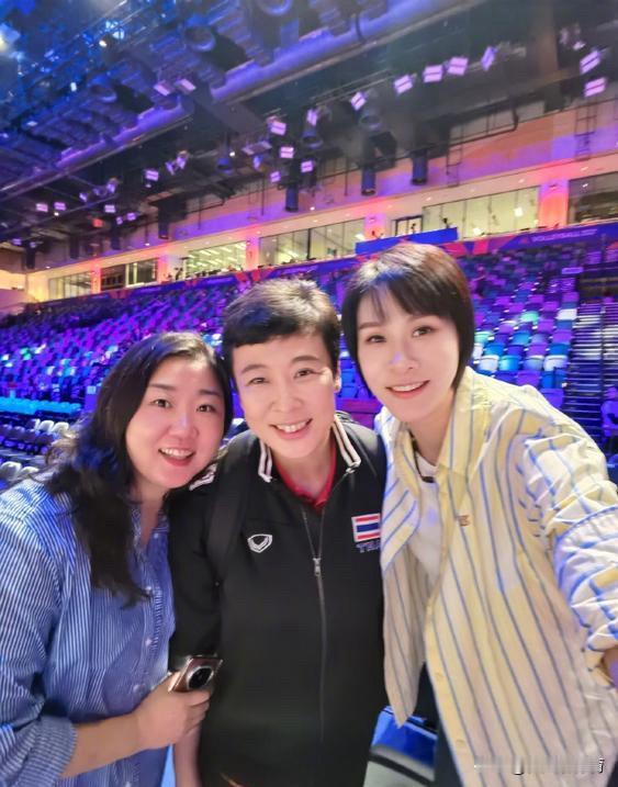 久违了[哭哭][哭哭][哭哭]这场面真的忍不住想哭！中国女排黄金一代齐聚香港站！