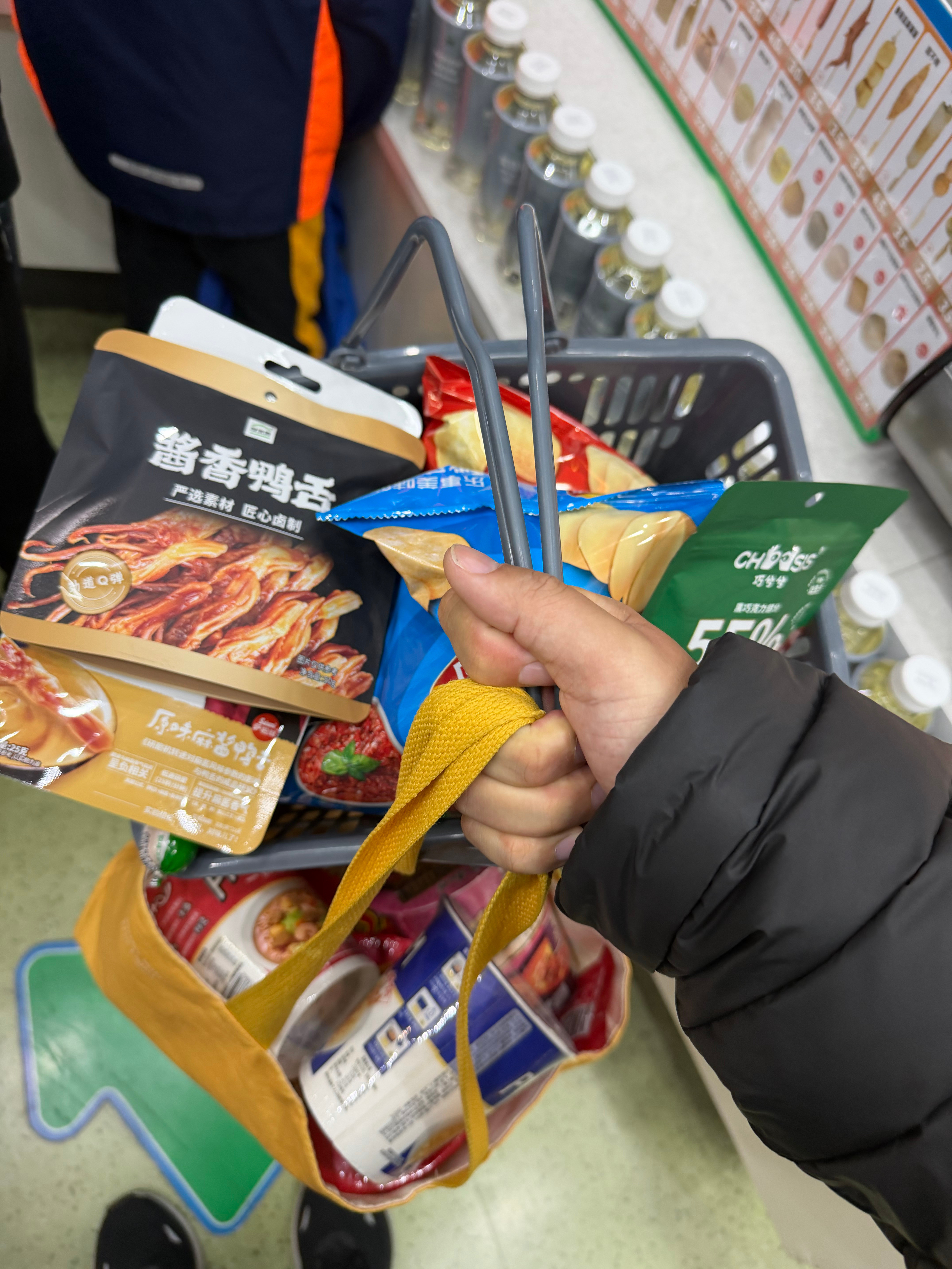 全家打对折，和小学生出来消费购物