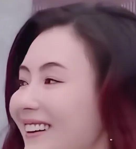 《他把“为家不打扮”唱成情话——谢霆锋这首歌，藏着婚姻里最珍贵的看见》谢霆锋
