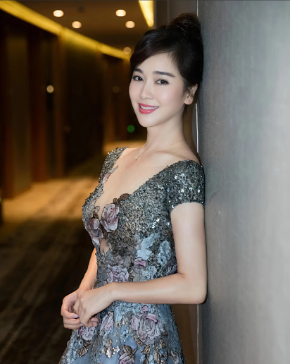 左小青，怎么变这样了？[捂脸哭]6月30日，48岁的左小青，冲上热搜，这一次，