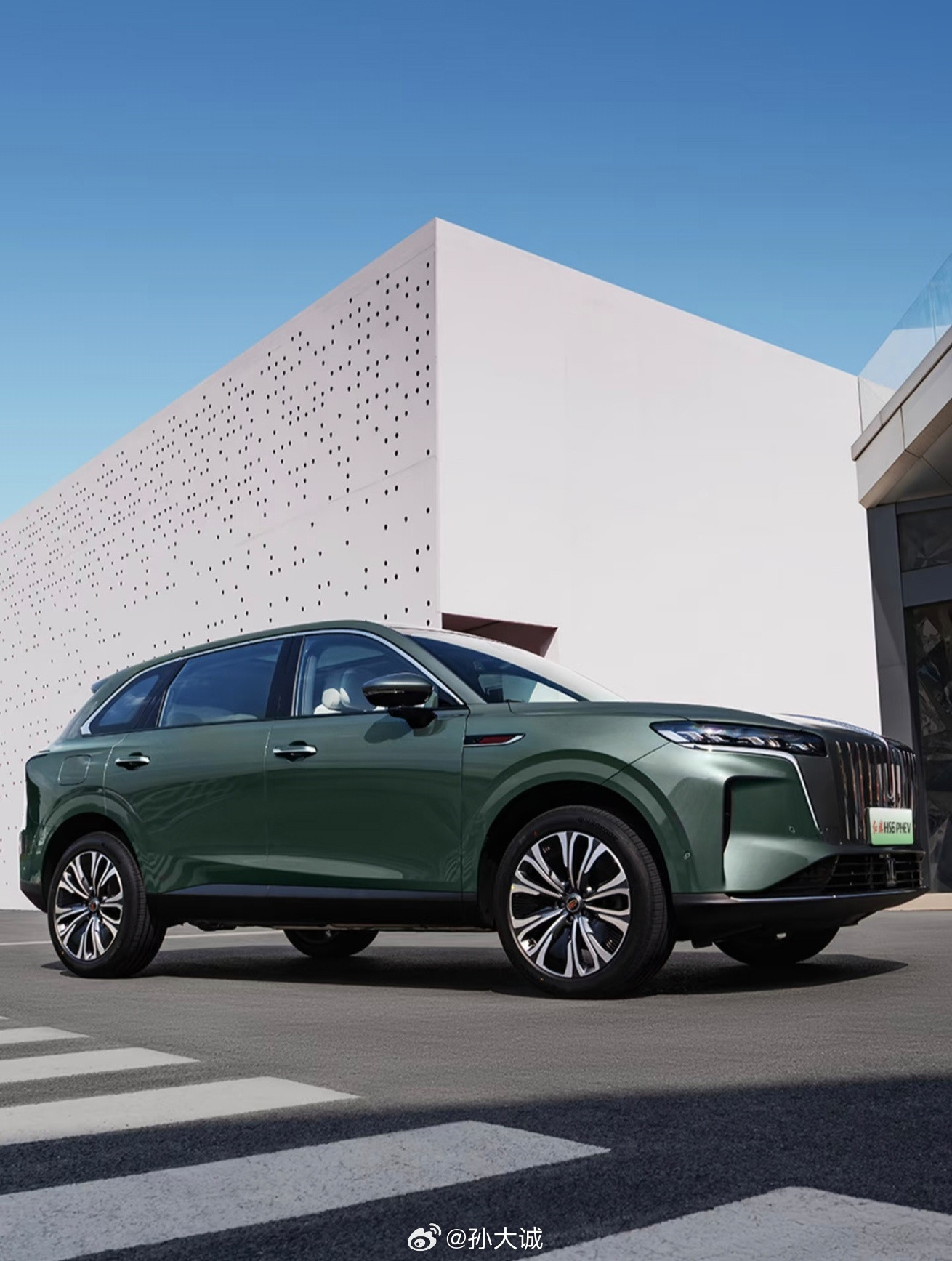 新车介绍之红旗HS6PHEV。尺寸:4925/1970/1740mm，轴距29