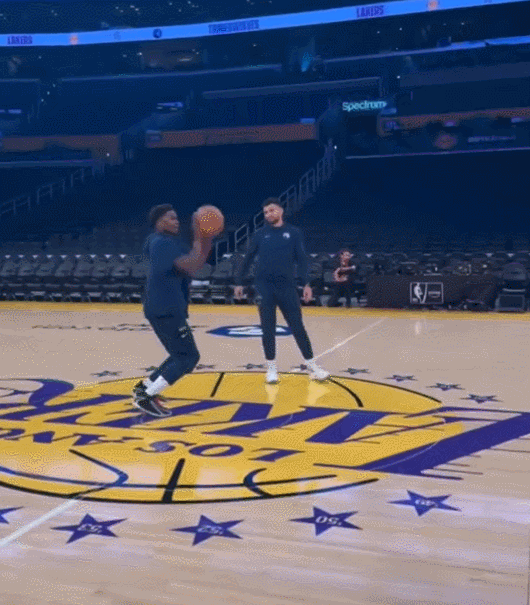 不止一次要做库里爹了！和湖人比赛前，爱德华兹在湖人主场扔进超远投篮后大喊：“我的