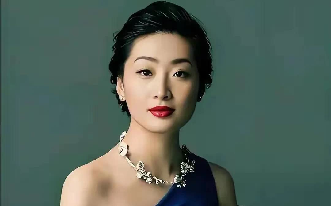 仔细看宗大小姐的长相，看起来挺富贵的——额头光洁，下巴丰满，嘴唇薄厚适中，就是感