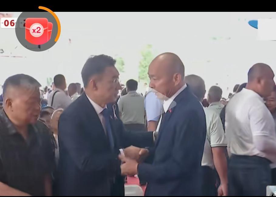傅崐萁有点尴尬，许父追悼会上，韩国瑜对傅崐萁视而不见。在南投县长许淑华父亲