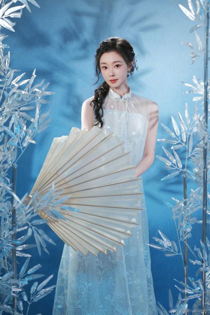 宋轶东方美宋轶东方美太有韵味了！这一身温婉雅致，搭配温婉的单马尾利落又灵动，往国