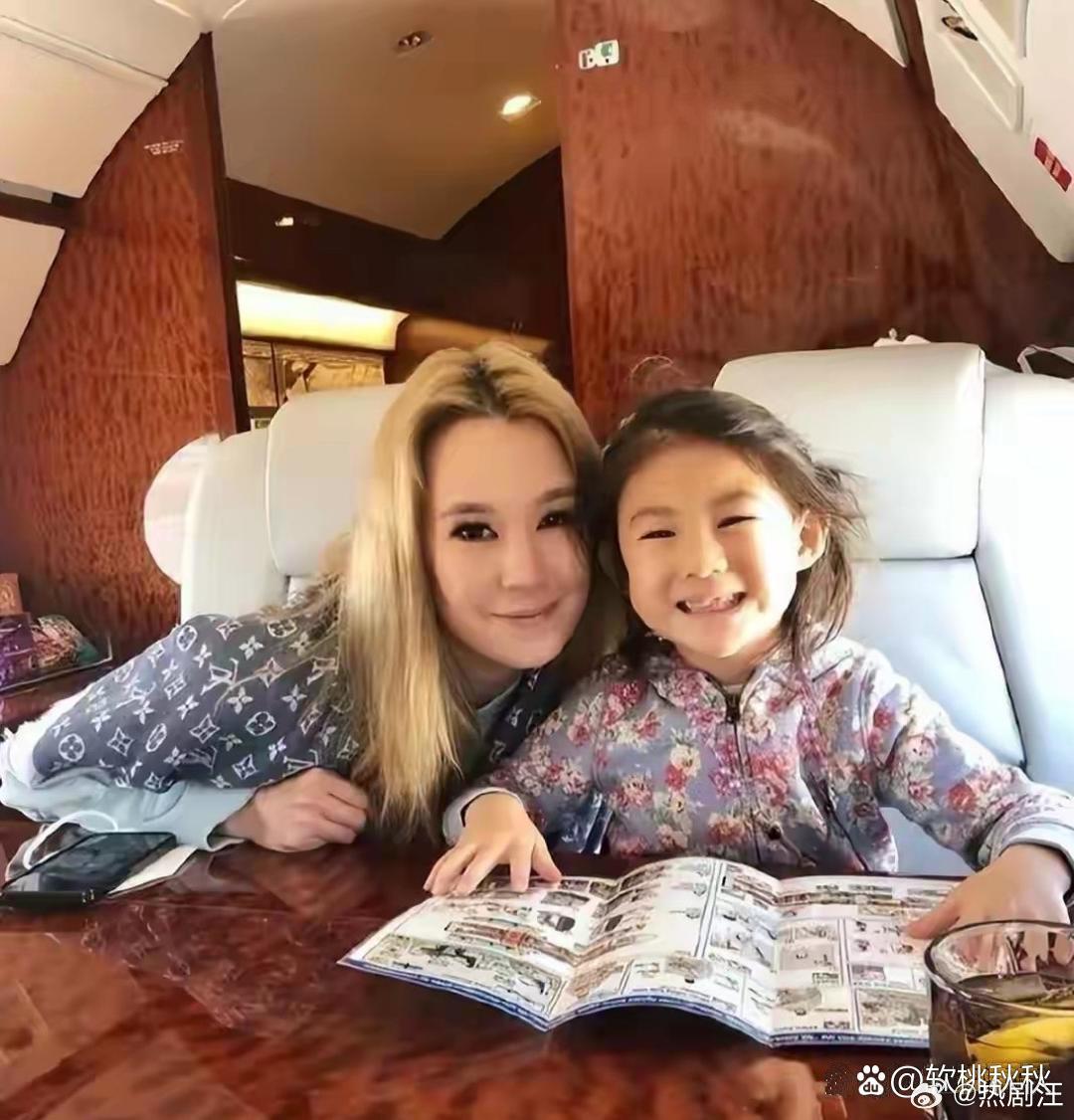 陈冠希女儿跟姑姑同框啦，姑姑这气质简直绝了，他们家这基因，颜值全员都超在线呢。