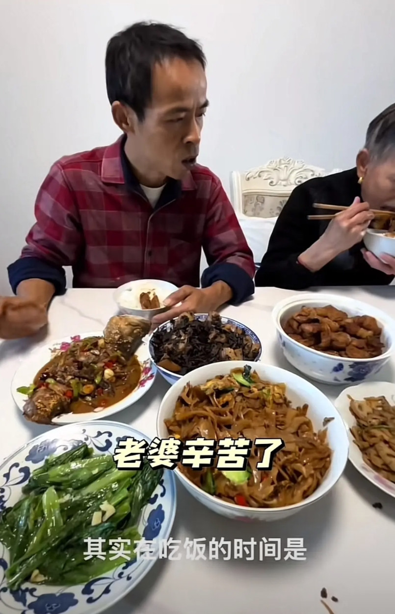 鸡排哥真的是入戏太深了，就连吃饭的时候都能发表一篇饭桌上的高谈阔论，所以他的成功