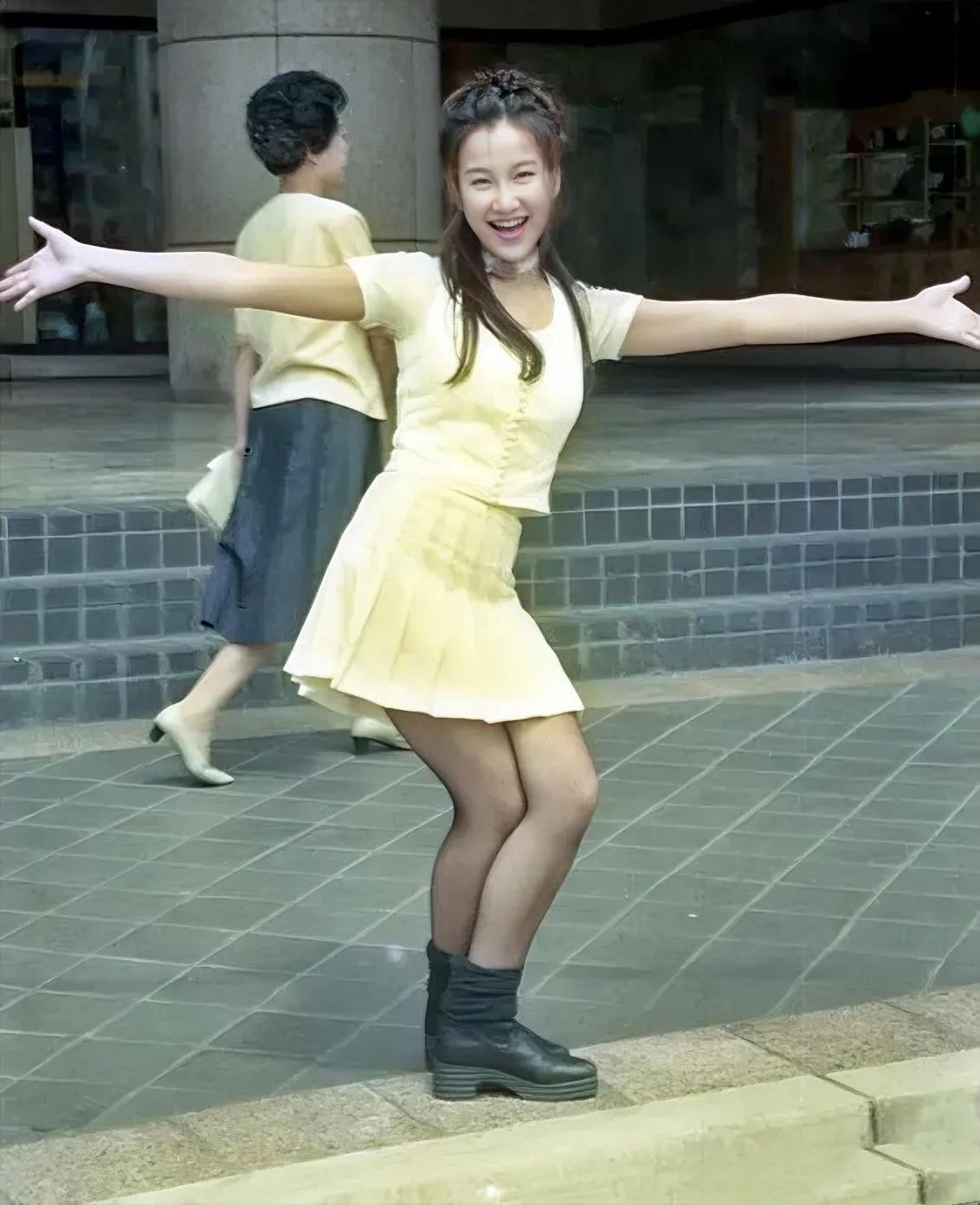 这一张照片拍摄于1993年，出生于香港的华语流行乐女歌手李玟的一张照片。当时