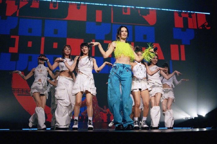 看Ella的舞台真的会被她的能量感染到！又燃又鲜活，声线稳如CD，蹦跳起来轻盈又