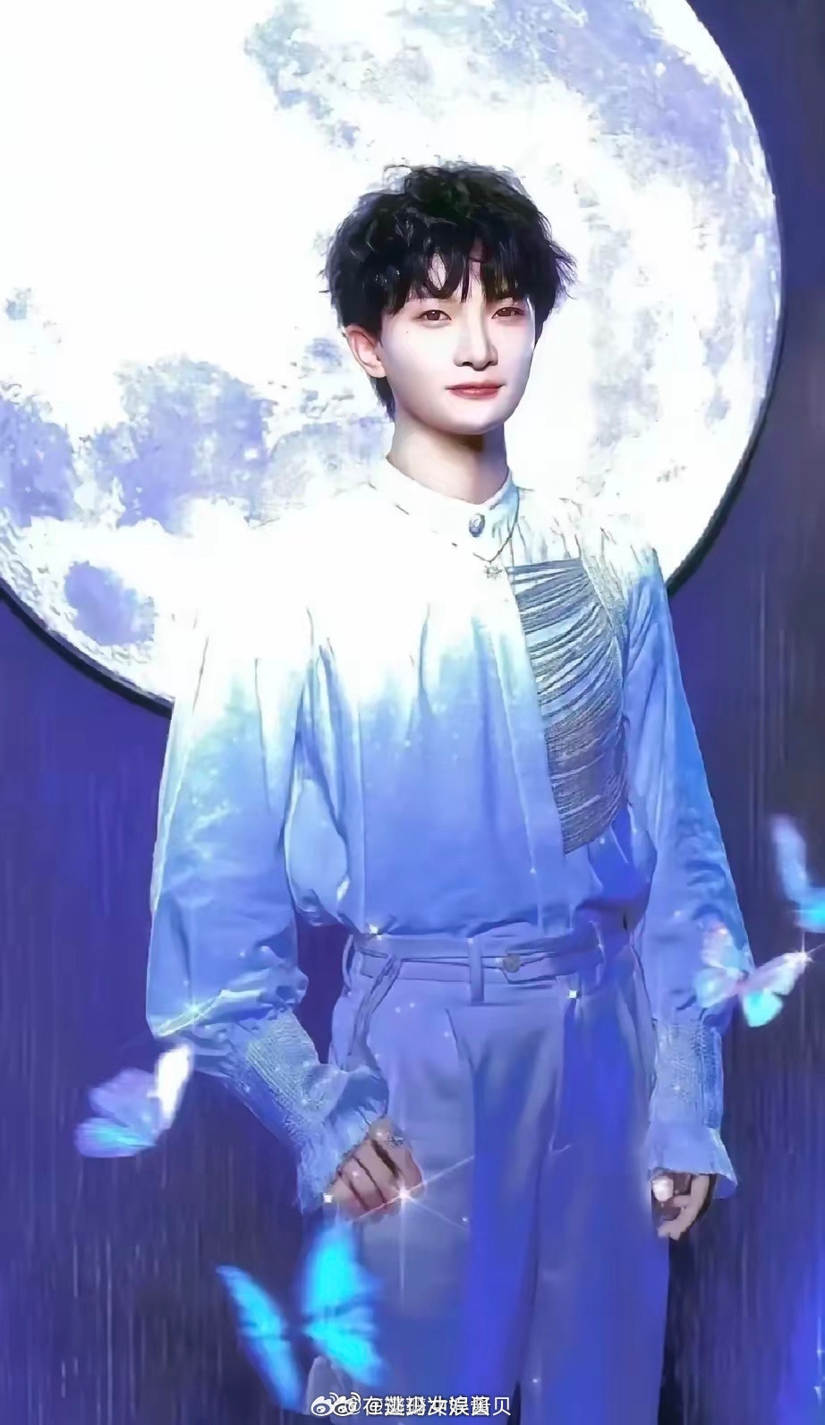 歌手汪苏泷和周深全方位对比:1.唱功:周深胜2.受欢迎度:周深胜3.创作能力: