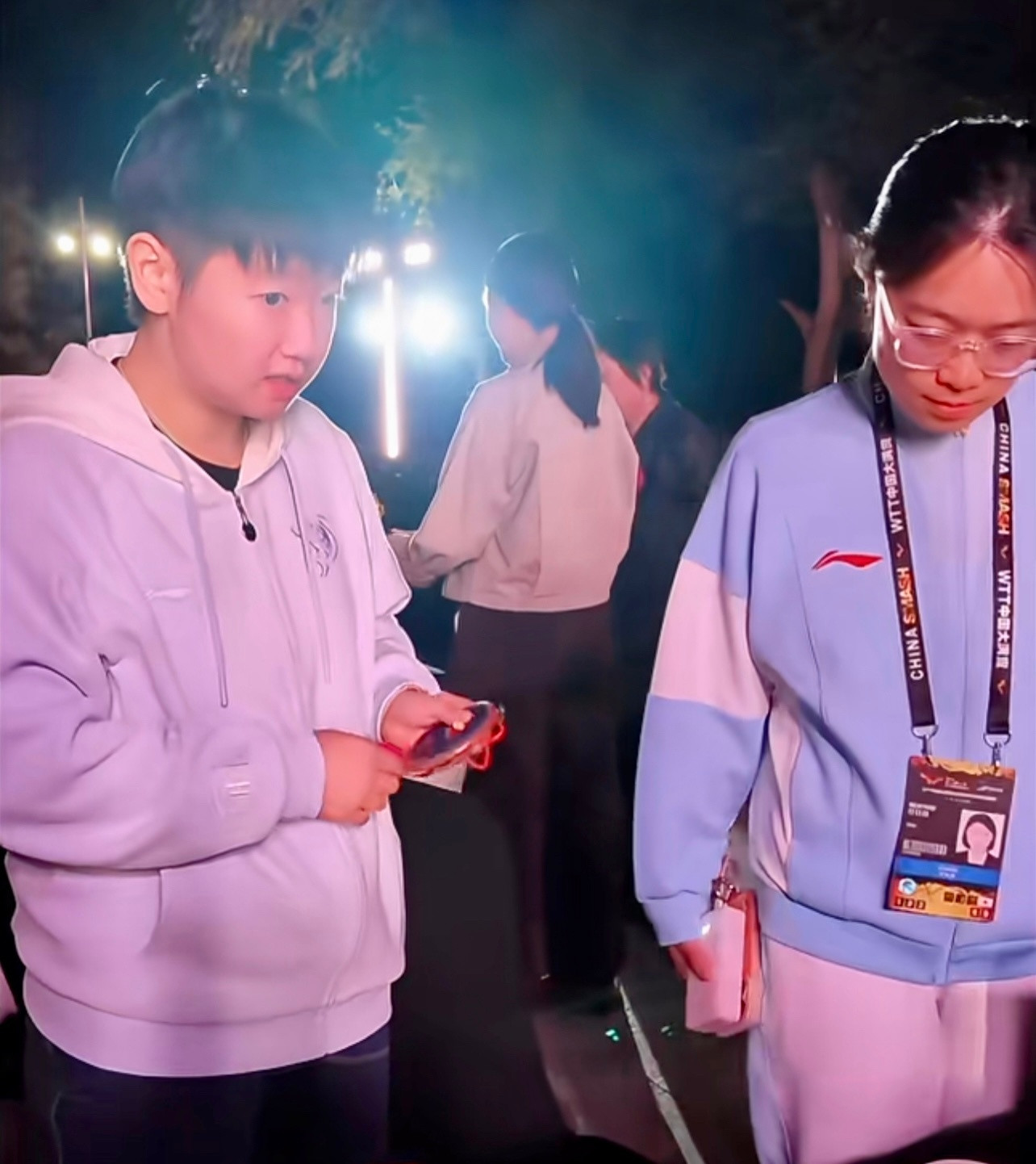 #孙颖莎欢迎晚宴图#既然不能像王楚钦和林诗栋一样因伤退赛，那就希望莎莎健康完赛吧！#孙颖莎的扇子上写