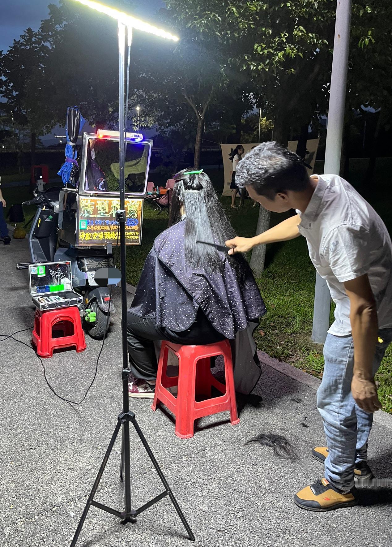 深圳街边理发，以前都是针对中老年人，想不到年轻女生也开始光顾了。这种街边理发5块