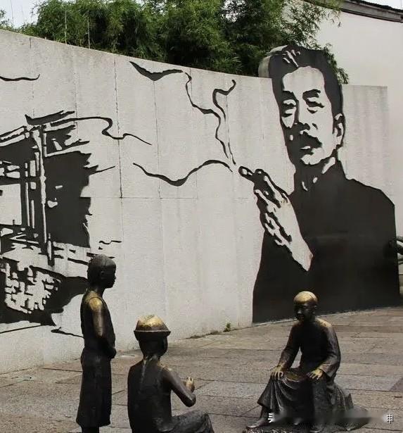 游客投诉绍兴鲁迅故里这件事，真的很奇葩。个人认为，绍兴方面正面回应即可，对于无理