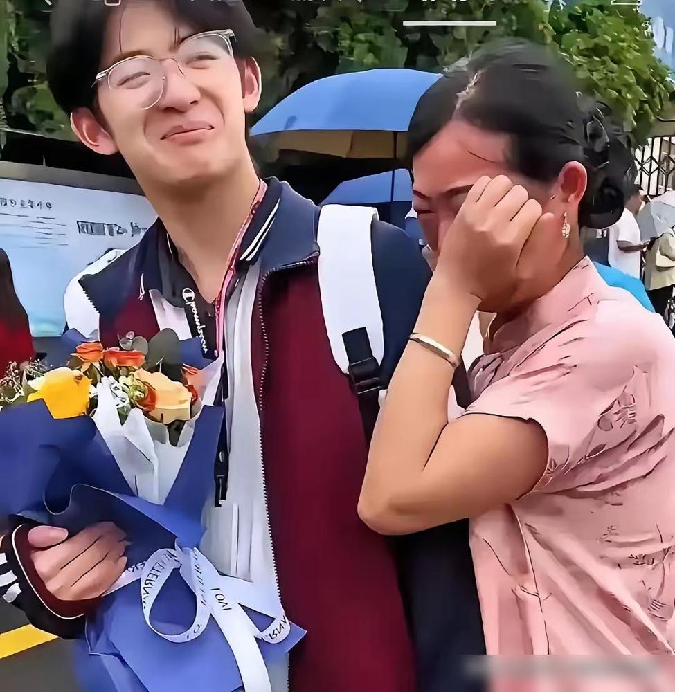 泪目！1米85少年，716分考上清华。说真的，血缘这东西有时候真的虚，得看人