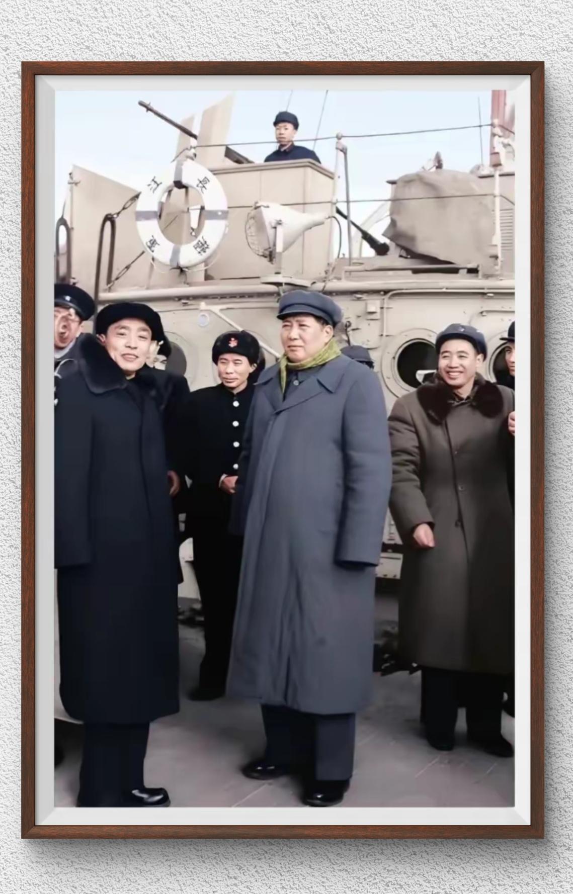 1953年，伟大领袖毛泽东主席视察海军部队时，在“长江”舰上留下的珍贵历史留影，