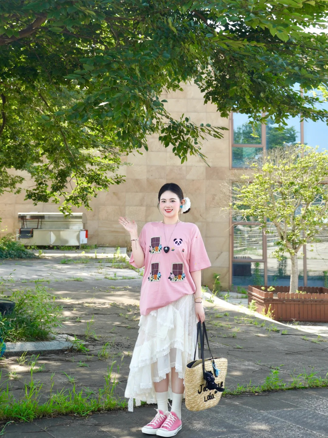 146斤也可以穿的又甜又美，超爱这个博主的风格！字母涂鸦的粉色T恤，宽松的男友风设计增加慵懒休闲的感