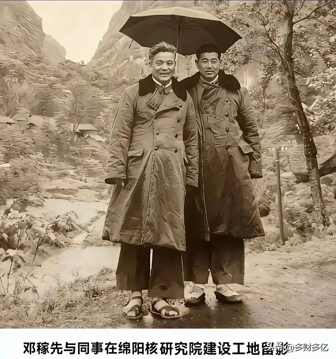 破防了！两弹元勋穿凉鞋战寒冬，戈壁滩上用命拼出大国底气！震撼人心！共和国两