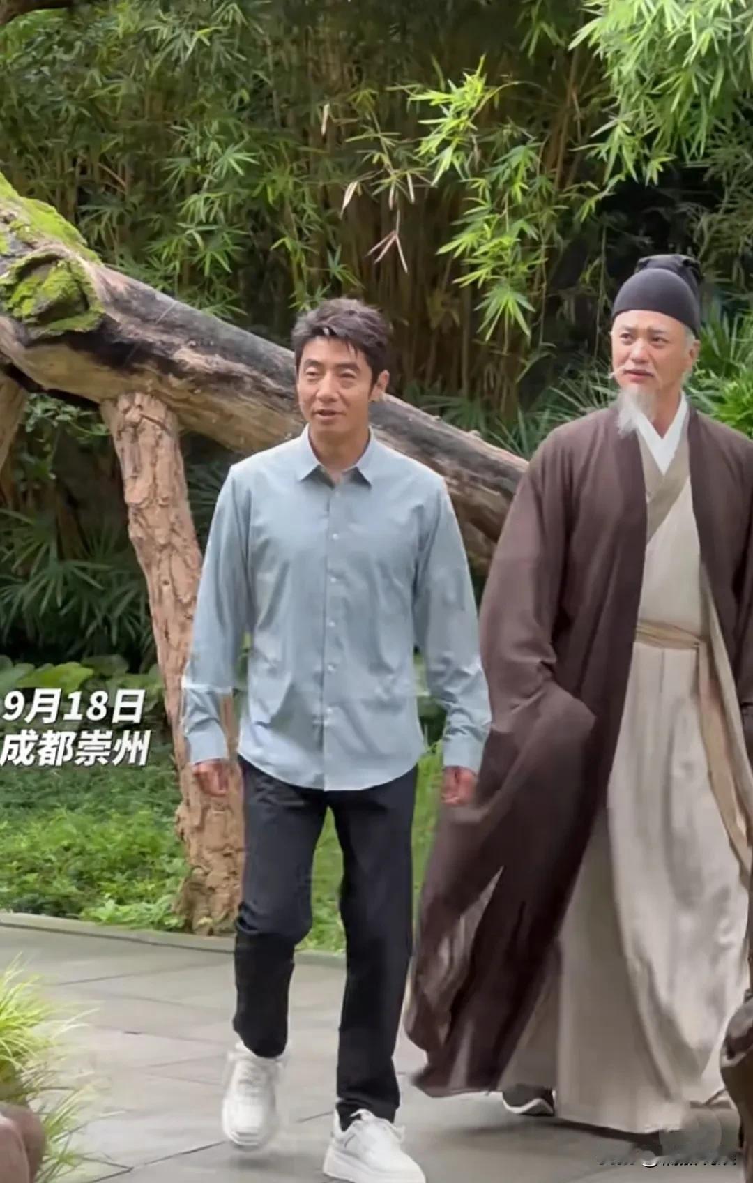 撒贝宁和周一围现身崇州录节目，一古装一现代，反差感好绝。周一围一副古装打扮，白