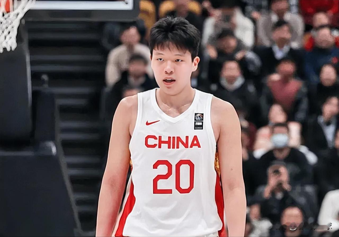 杨瀚森摊牌了！休赛期计划为国家队出征，争取赢下每场比赛当NBA季后赛的硝烟渐