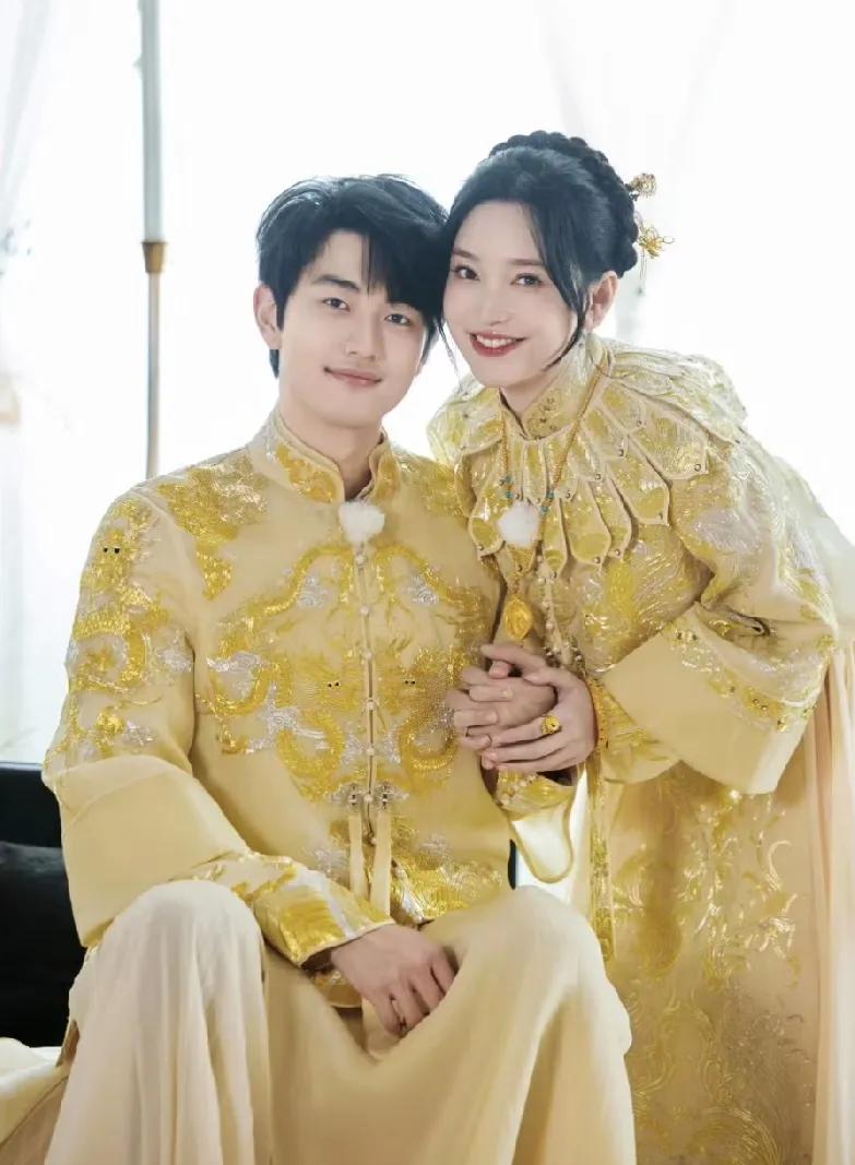 孙丞潇在综艺说，还没毕业就认识了金莎，见她第一面就有好感。“像被点穴一样，呆住