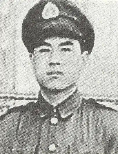 1946年的一天夜晚，军统特务潜入叶剑英的宅子窥探情报，警卫察觉院内异动，黑影
