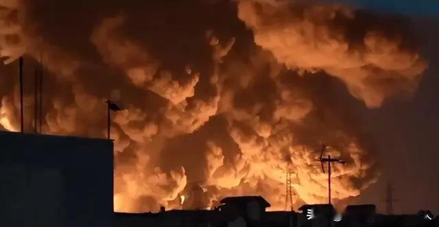 3月10日，伊朗导弹把海法炼油厂炸了，以色列核心燃油加工直接停摆。很多人以为特朗