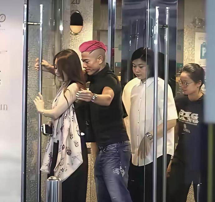 郭富城与方媛的旧照，夫妻俩一起外出时的画面，郭富城的举动好暖啊。郭富城真的很