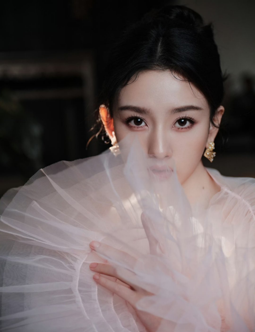 恭喜演员宋祖儿，请继续坚定不移保持初心，大步向前吧