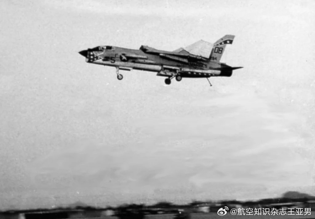#航空创作计划#1968年1月22日，美国海军一架F-8E”十字军战士”准备进
