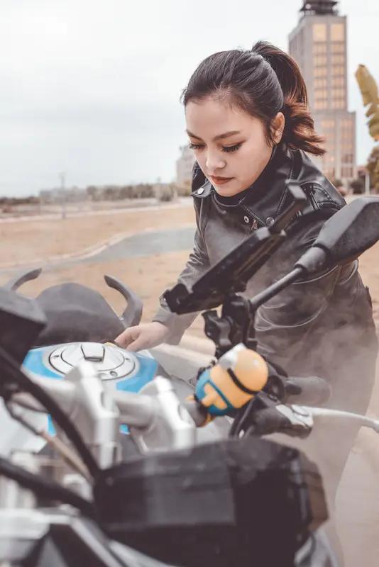 据悉，张雪机车火得如同夜空中突然炸响、绚丽夺目的“烟花”，烟台店近四天的销量竟与