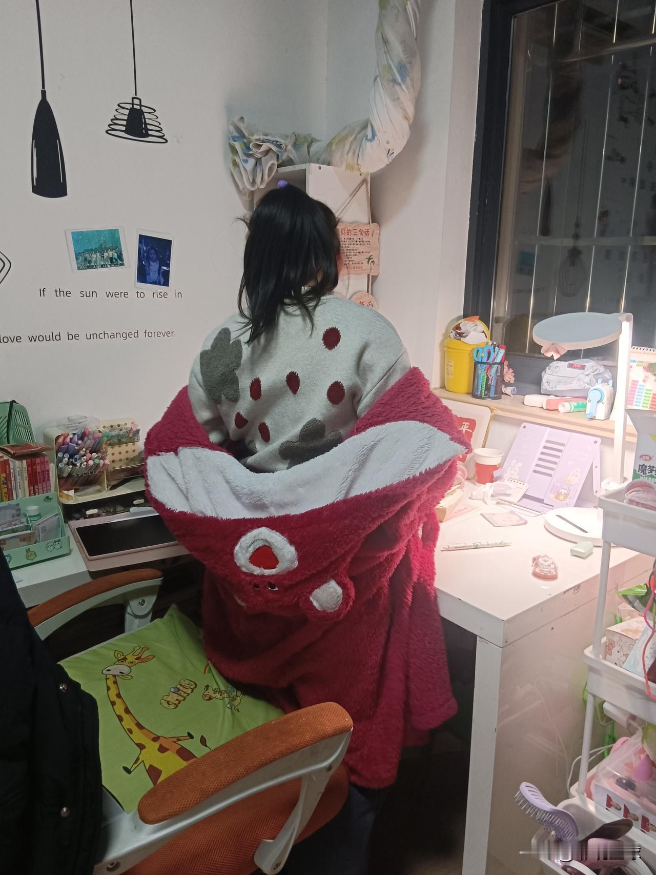 陪女儿写作业到23点，我终于懂了——现在小孩上学比我们那时的辛苦[比心][比心]