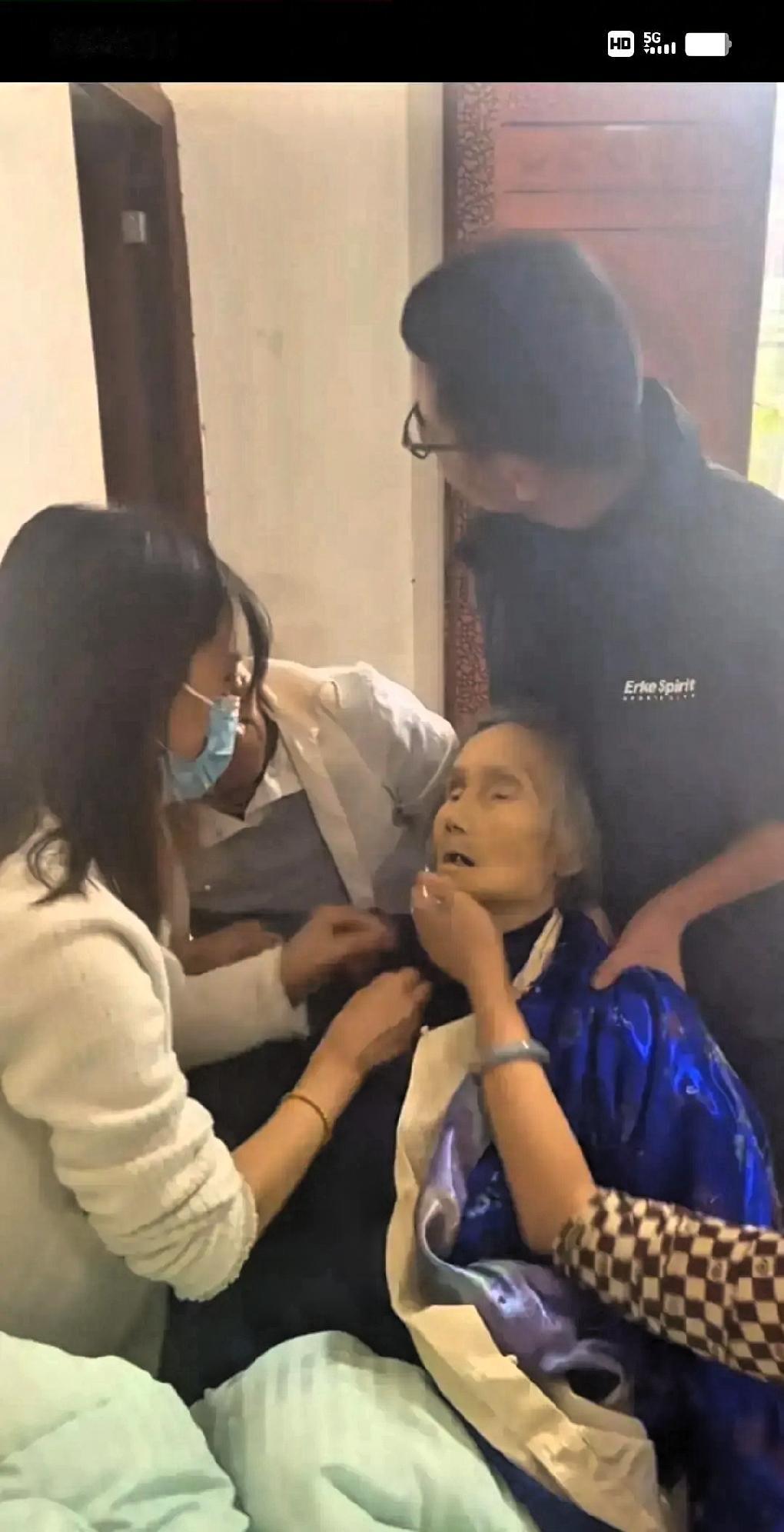 八十岁老娘在只剩一口气，医生让家属准备后事，五个儿女一合计，把寿衣抱进病房，趁着