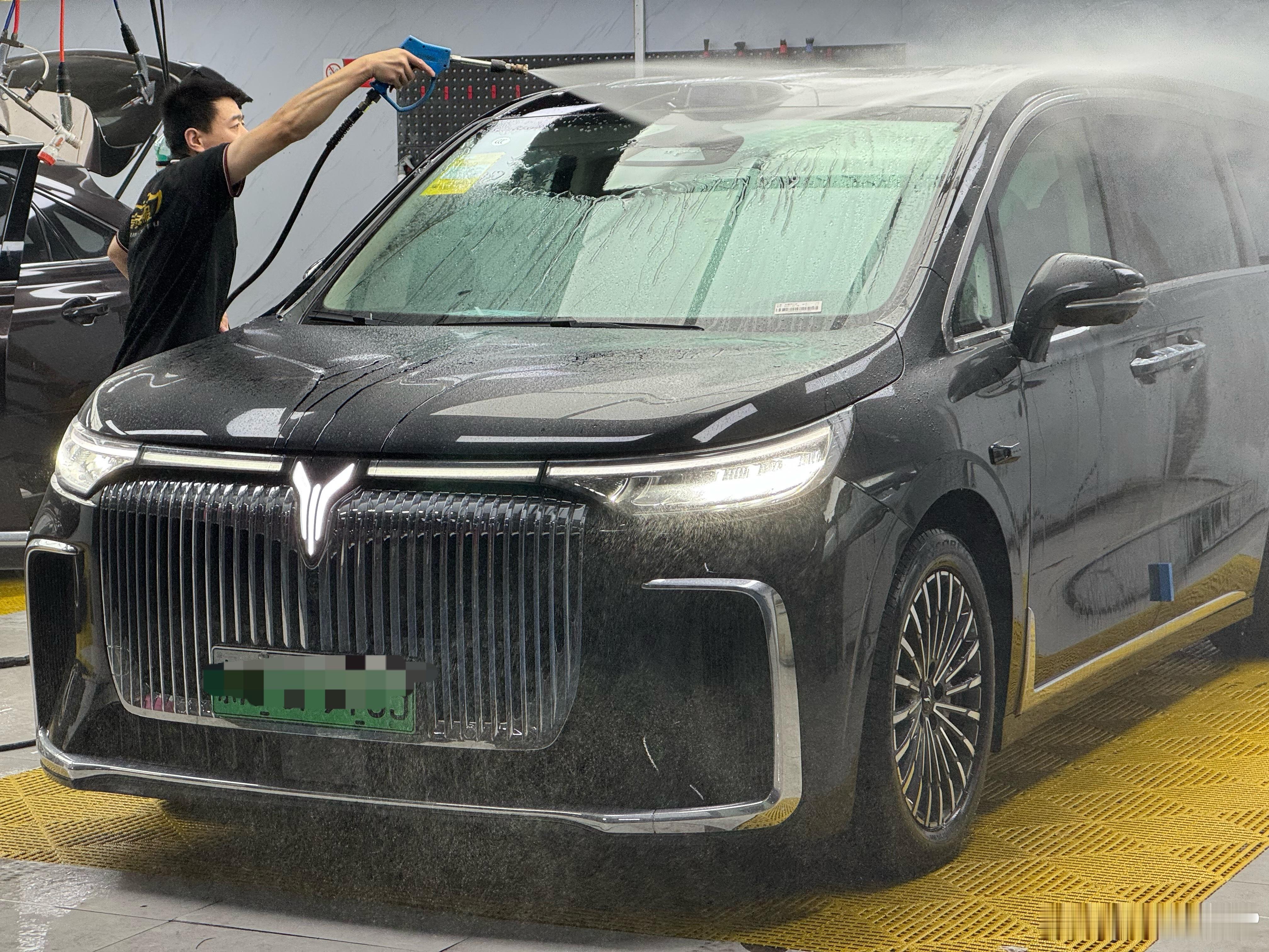 岚图梦想家提了，洗香香整一下。大家都问，三排6座到底买MPV还是SUV。接下来就