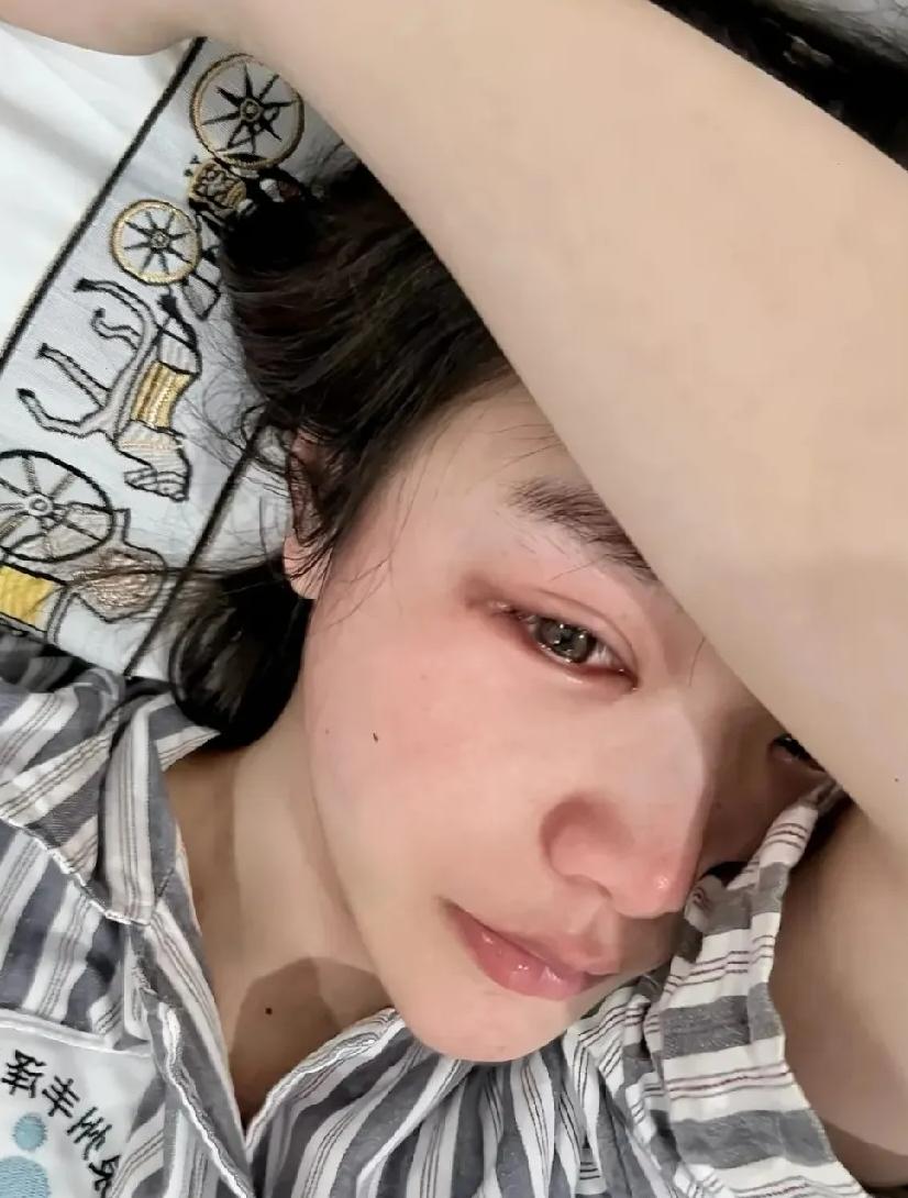 38岁宝妈卫生间偷偷落泪，中年女人的苦谁能懂啊？说出来挺丢人的，38岁的人