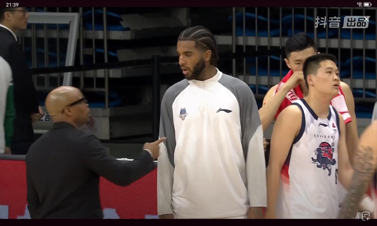 邱彪输球不握手，迎接广州外教的都是山东助教，邱彪干什么去了？这是最基本的礼仪