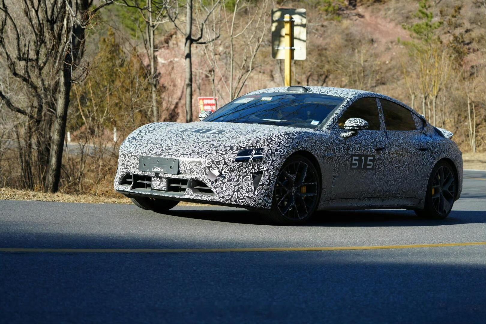 厉害的网友已经拍到了疑似在路试当中的新小米SU7了