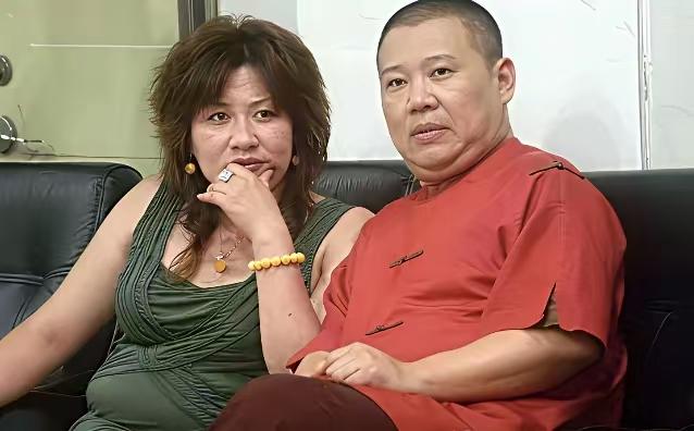 年轻时，郭德纲和妻子王慧。“我媳妇你没见过，粘上胡子就是张飞”，我媳妇儿你没见过