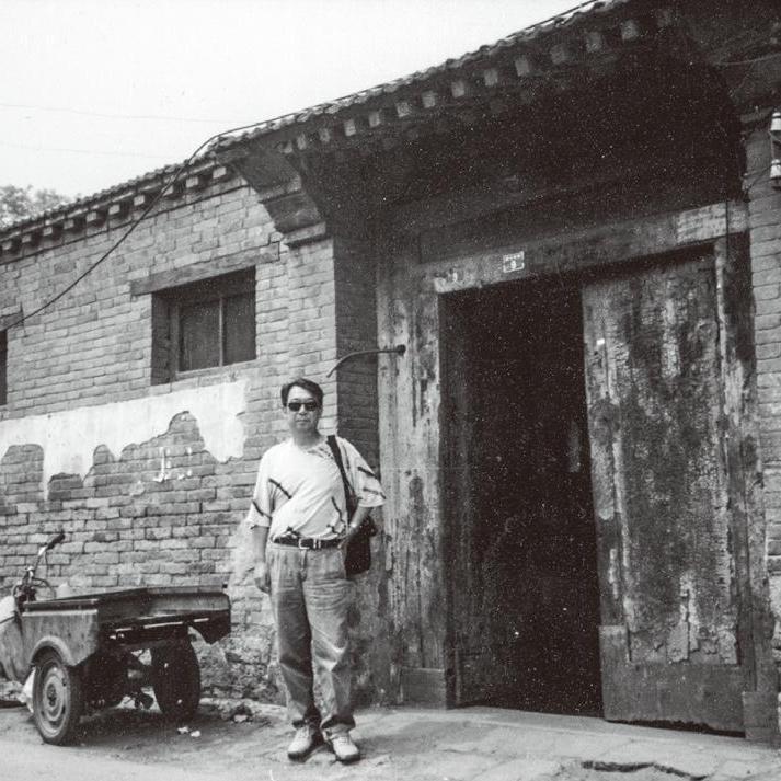 90年代，郭宝昌重返大宅门，一张罕见的留影，地点是同仁堂乐家老宅门口。郭宝昌