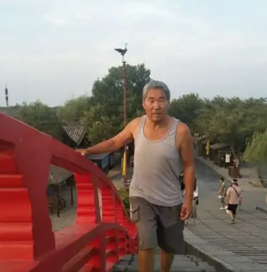 九二年，连里的一位战友都明确退伍了，结果他父亲来了一趟部队，不但没退伍...