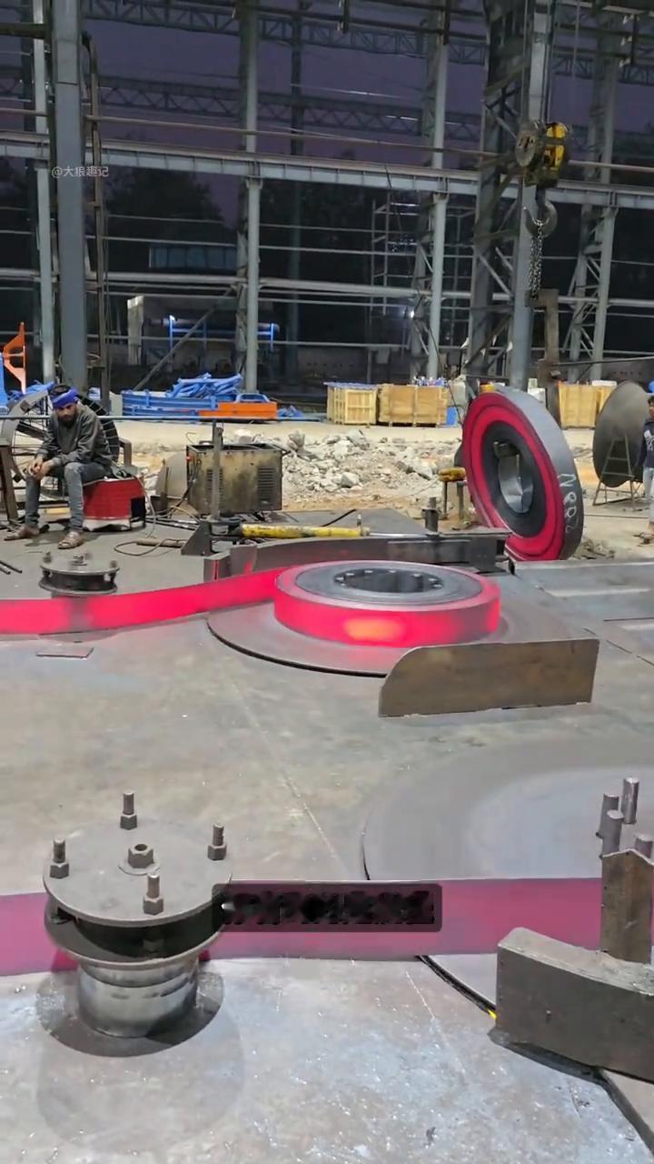 钢卷生产过程。大家注意看，为什么月薪过万轧钢厂还是招不到人？很多人第一反应是不