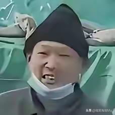 文底照片(一)上的这个人是辽宁省兴城市在酸菜池中抽烟、向酸菜池中吐痰者,他根本没