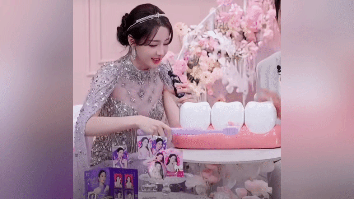 谁能想到热巴憋笑合集又上新了，都快成我的快乐源泉了迪丽热巴把这辈子难过的事都想