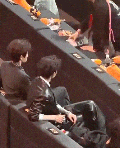 这是哪家的工作人员？当着艺人面撕名牌