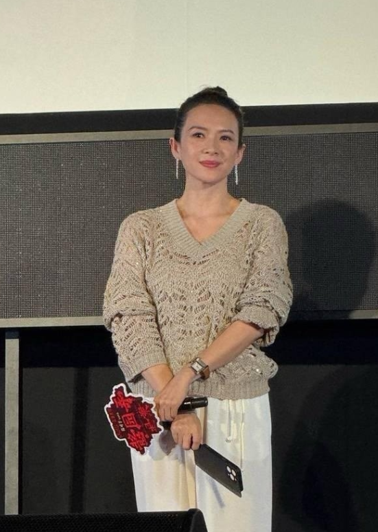 46岁的章子怡在增肥之后，美貌达到了全新高度！她身着针织衫，搭配白色裤子，浑身上