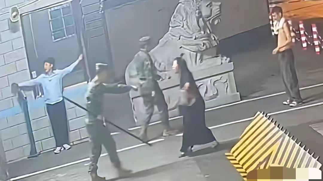 哨兵神圣不可侵犯！闯哨推搡，触碰底线必严惩千万别拿哨兵的哨位当儿戏，四川广元