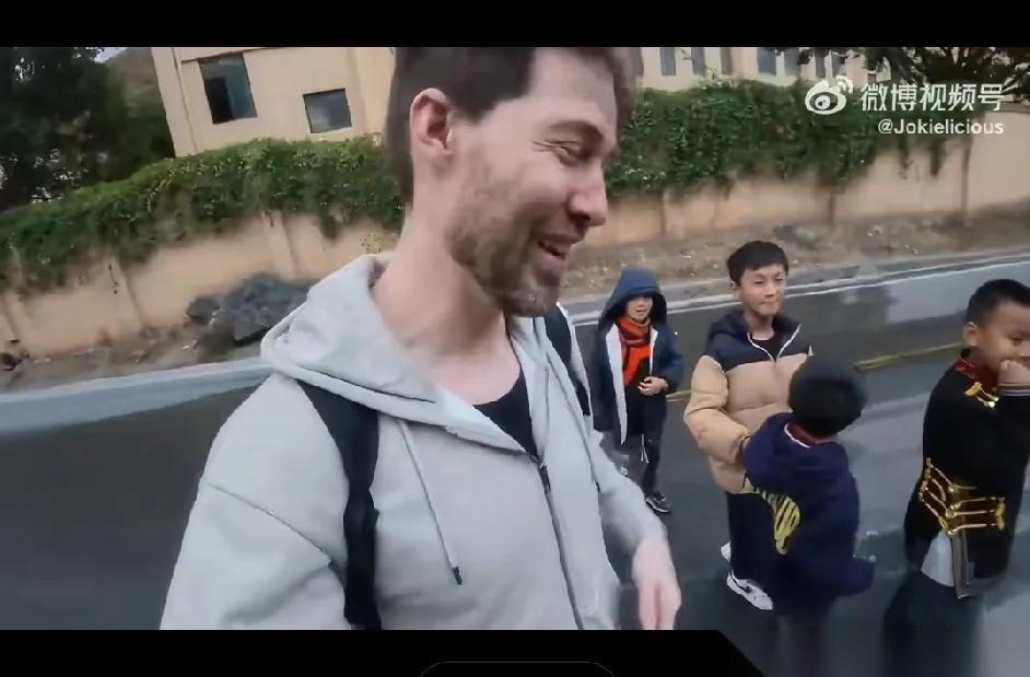 中国偏远山区小孩询问外国游客美国人是不是真的吃人的视频在外网火得一塌糊涂！视频发