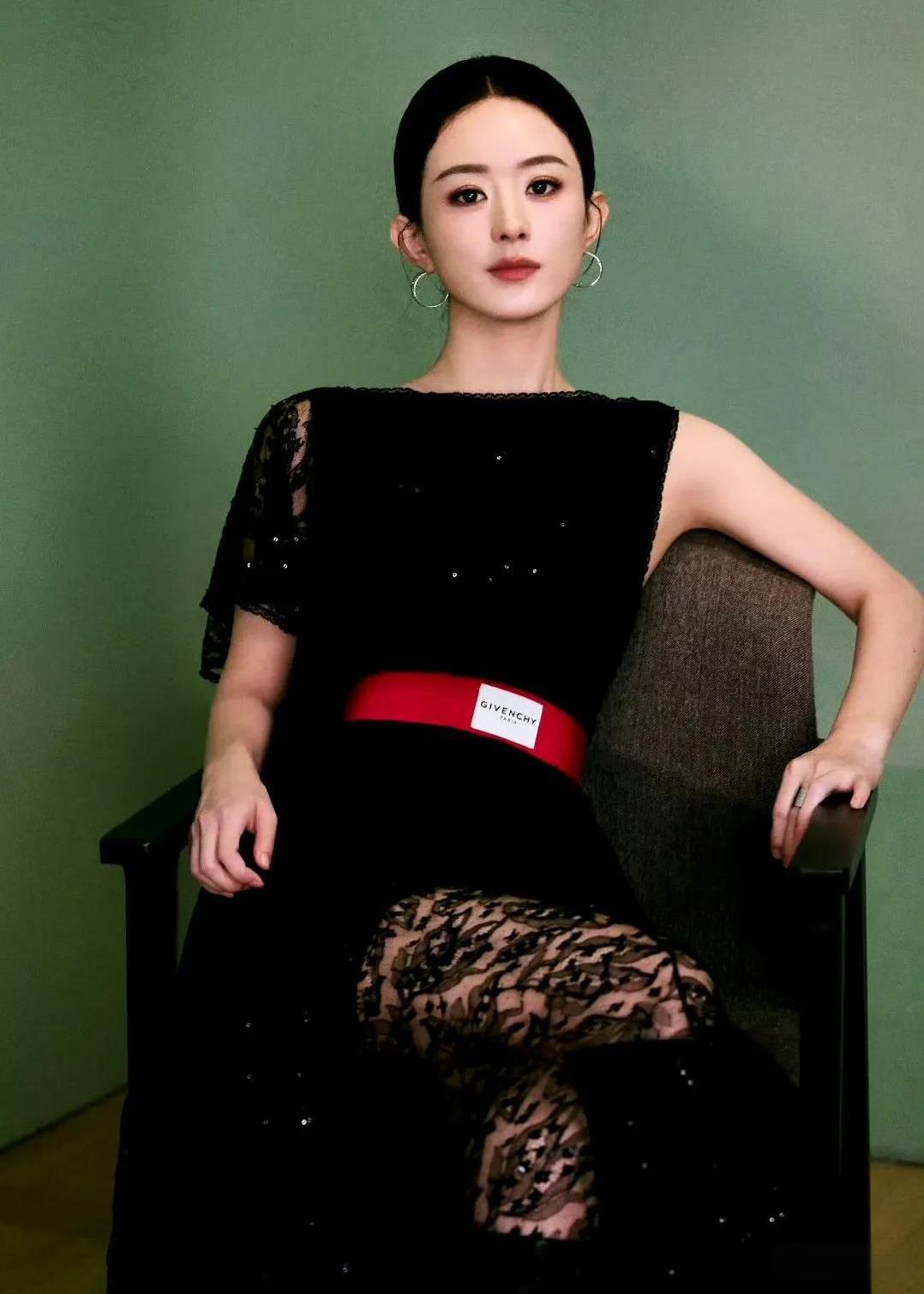 赵丽颖身着的这件纪梵希礼服，尽显优雅与时尚。整体以经典黑色为主色调神秘而高贵，礼
