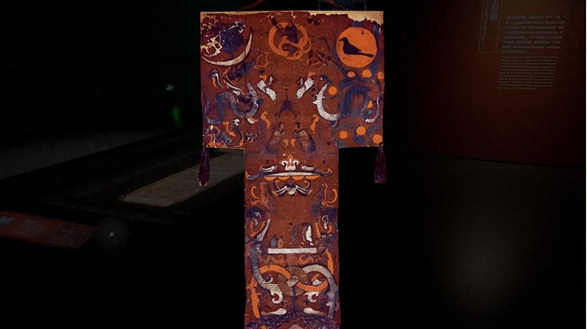 1972年9月28日，北京故宫的一间接待室里，气氛庄重异常。一个身高不高、5