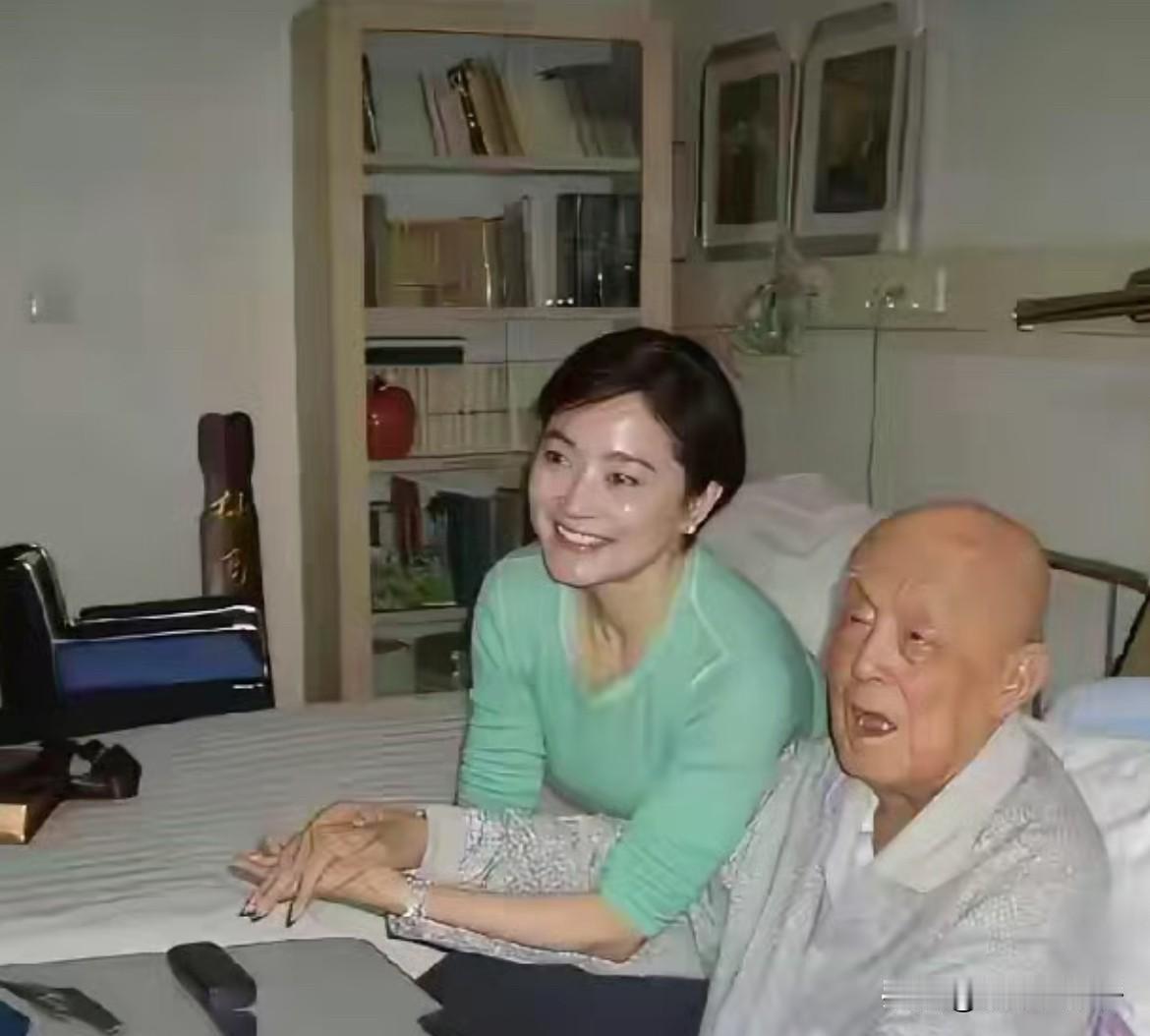 对于好色这件事，男人只有挂在墙上才老实。季羡林都96岁了，54岁的林青霞去北京